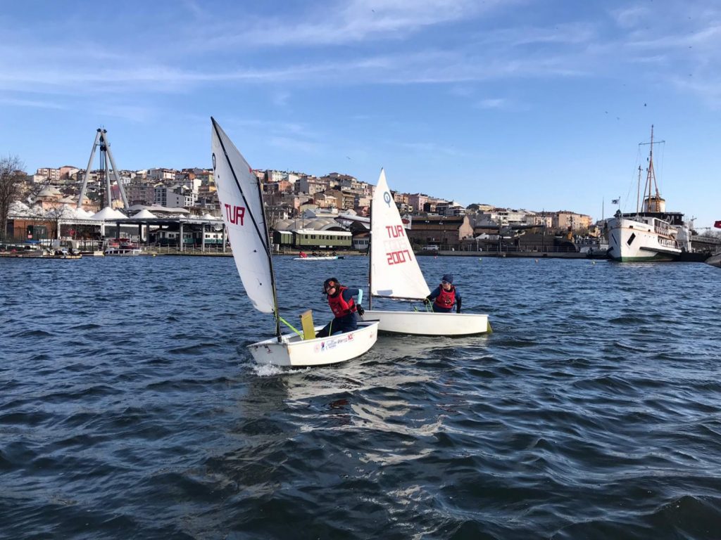 Beyoğlu Belediyesi yelken eğitimi veriyor