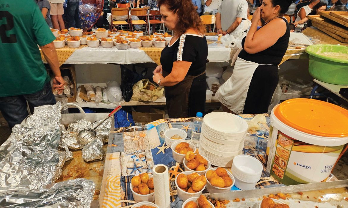 Kuzu tandır, bal şerbeti dökülmüş lokmalar ve taze keçi peyniriyle içeceklerden oluşan bir menü, acıkan festival ziyaretçilere sunuluyor.