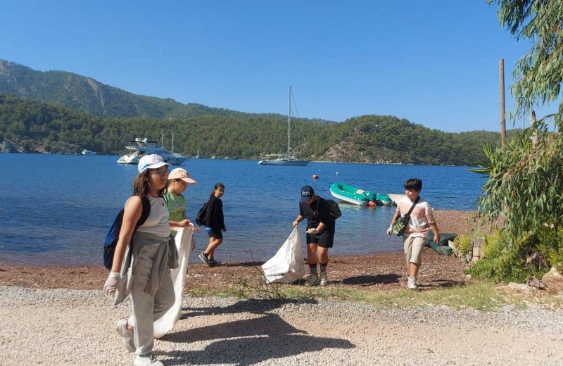 Martı Marina öncülüğünde Orhaniye kıyılarında temizlik hareketi